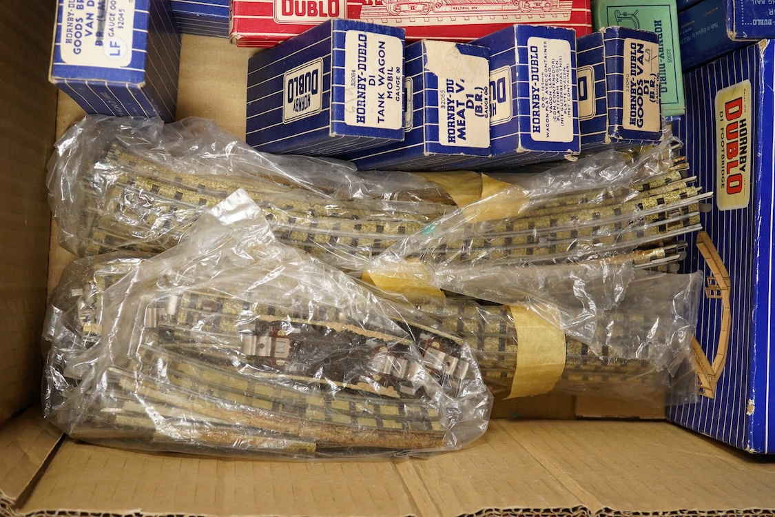 A collection of Hornby Dublo railway for 3-rail running, including three boxed locomotives; an LNER class A4 4-6-2 tender locomotive, Sir Nigel Gresley 7 (EDL1), a BR Duchess of Montrose 46232 (EDL12), and a BR class N2